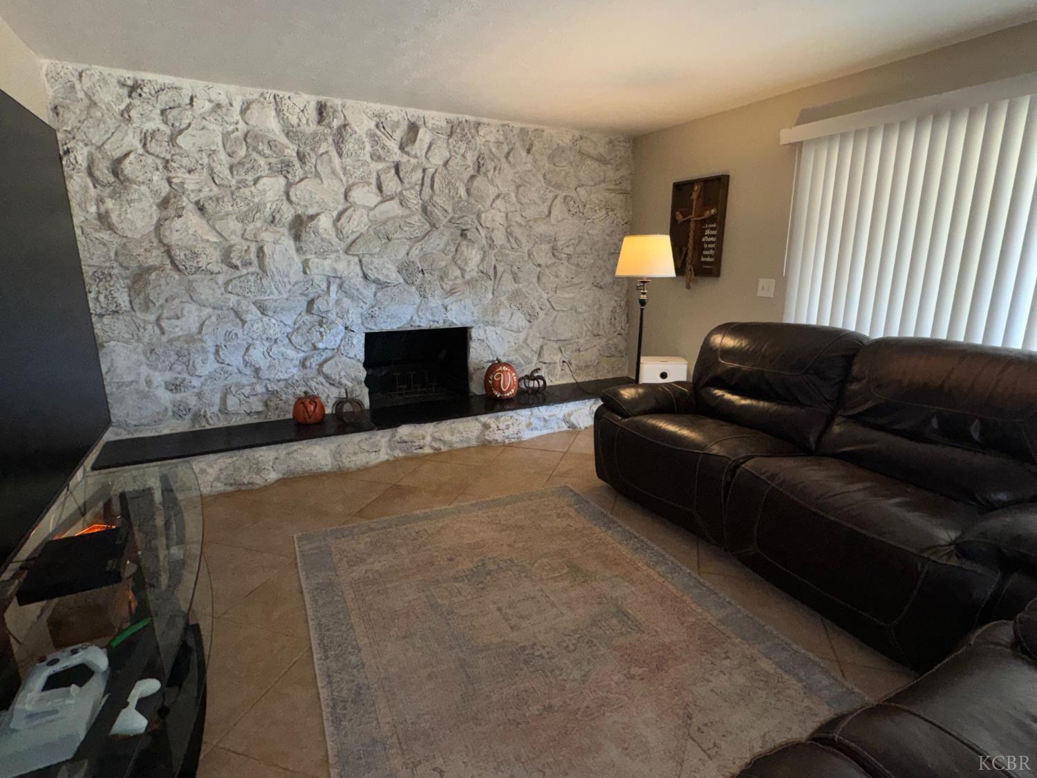 89 W Spring Ln, Lemoore, CA 93245