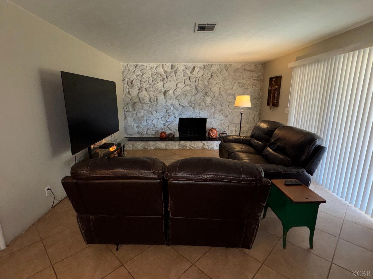 89 W Spring Ln, Lemoore, CA 93245
