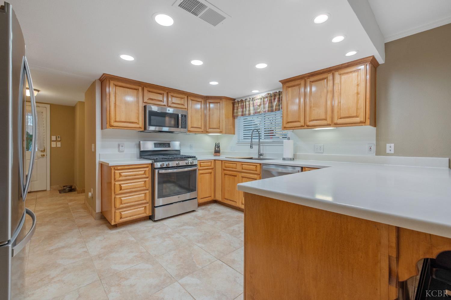 445 Mike Ct, Lemoore, CA 93245