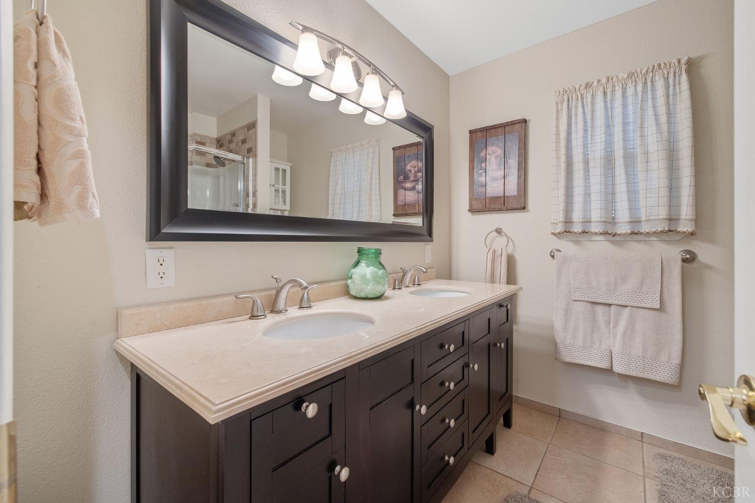 445 Mike Ct, Lemoore, CA 93245