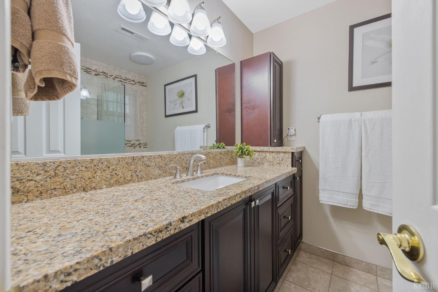 445 Mike Ct, Lemoore, CA 93245