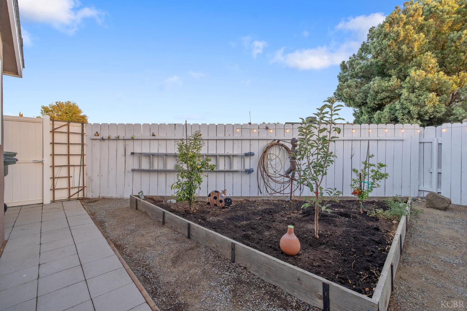 445 Mike Ct, Lemoore, CA 93245