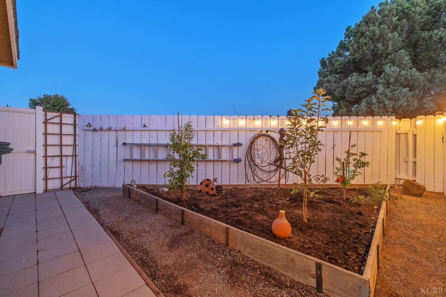 445 Mike Ct, Lemoore, CA 93245