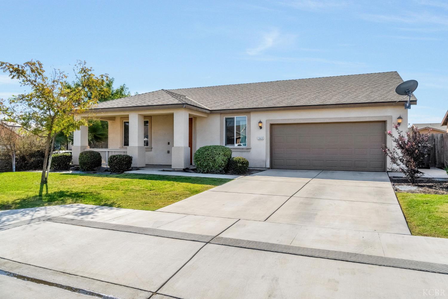 1523 W Wallis Dr, Hanford, CA 93230