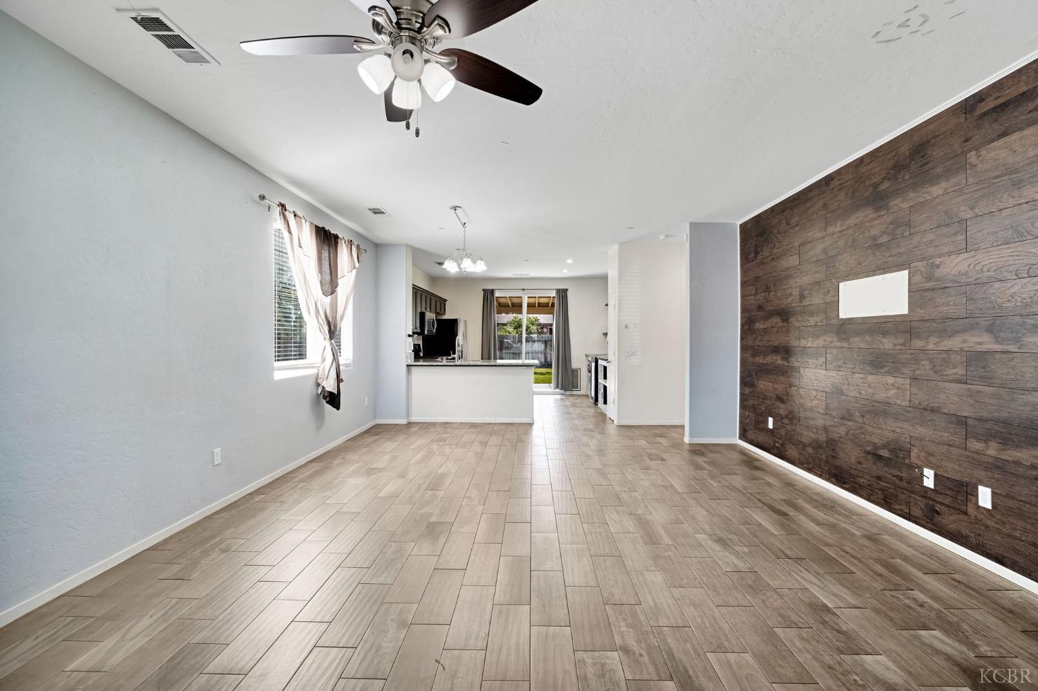 1523 W Wallis Dr, Hanford, CA 93230