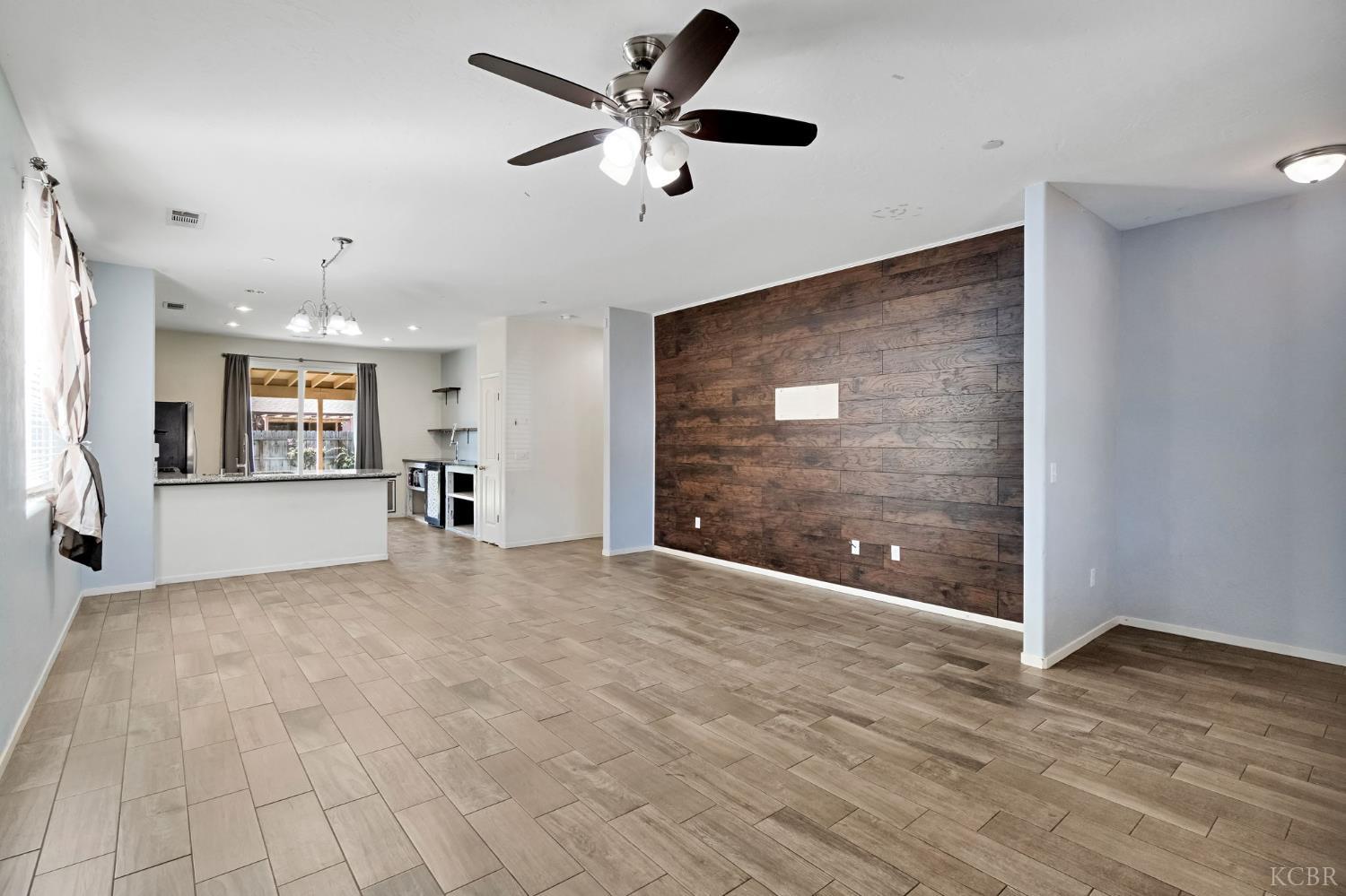 1523 W Wallis Dr, Hanford, CA 93230