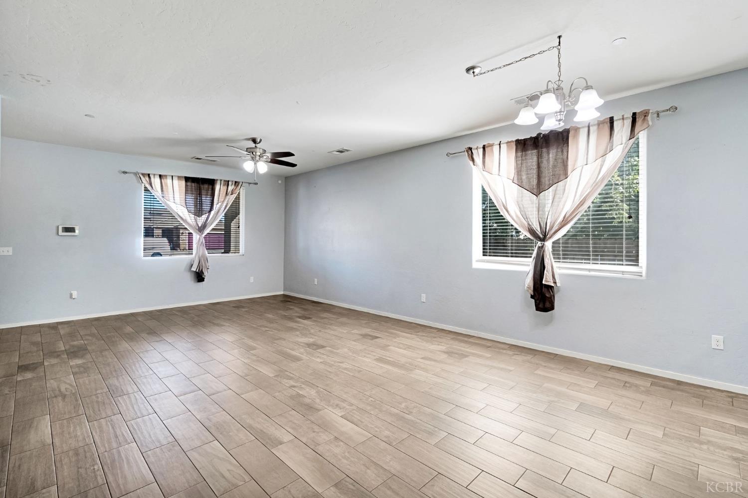 1523 W Wallis Dr, Hanford, CA 93230
