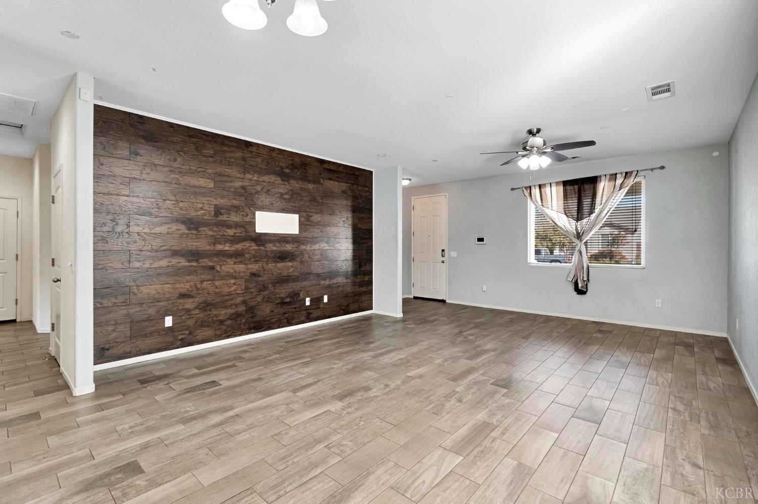 1523 W Wallis Dr, Hanford, CA 93230