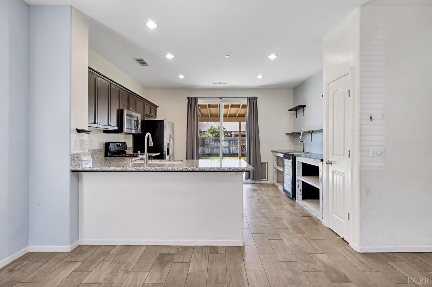 1523 W Wallis Dr, Hanford, CA 93230