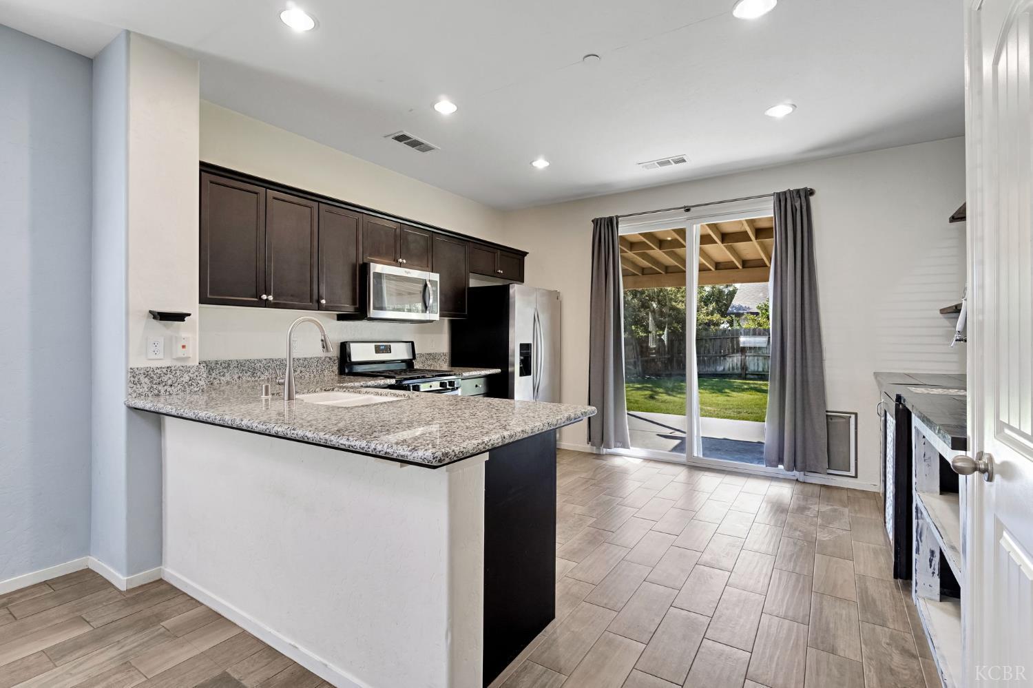 1523 W Wallis Dr, Hanford, CA 93230