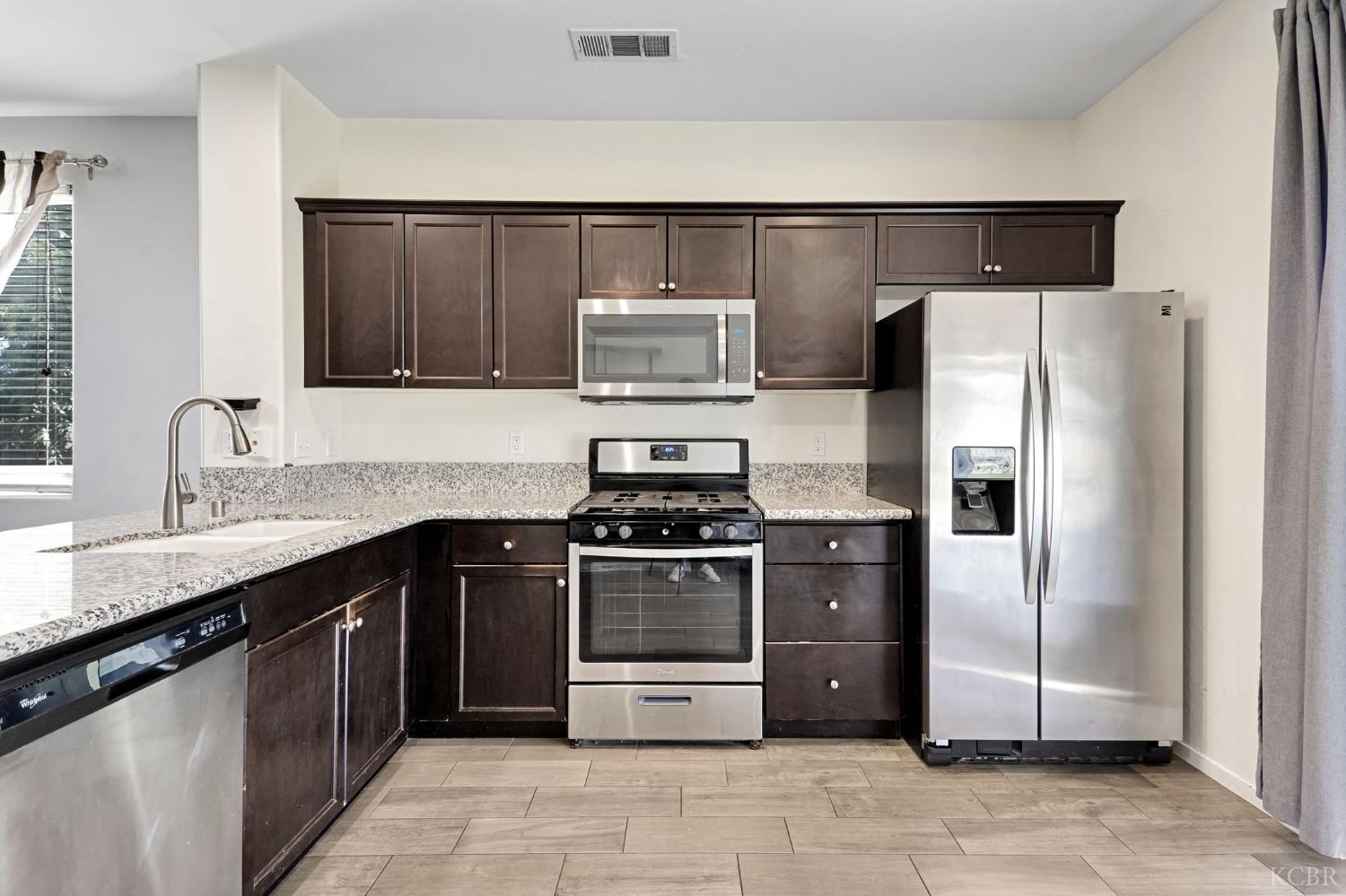1523 W Wallis Dr, Hanford, CA 93230