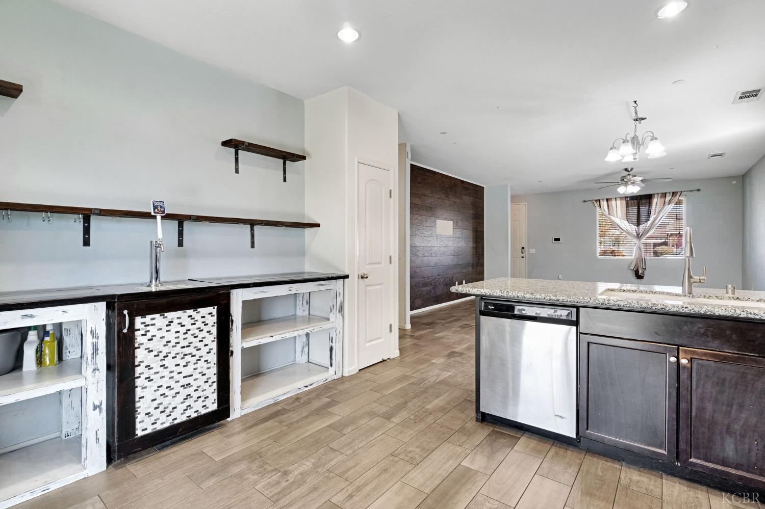 1523 W Wallis Dr, Hanford, CA 93230