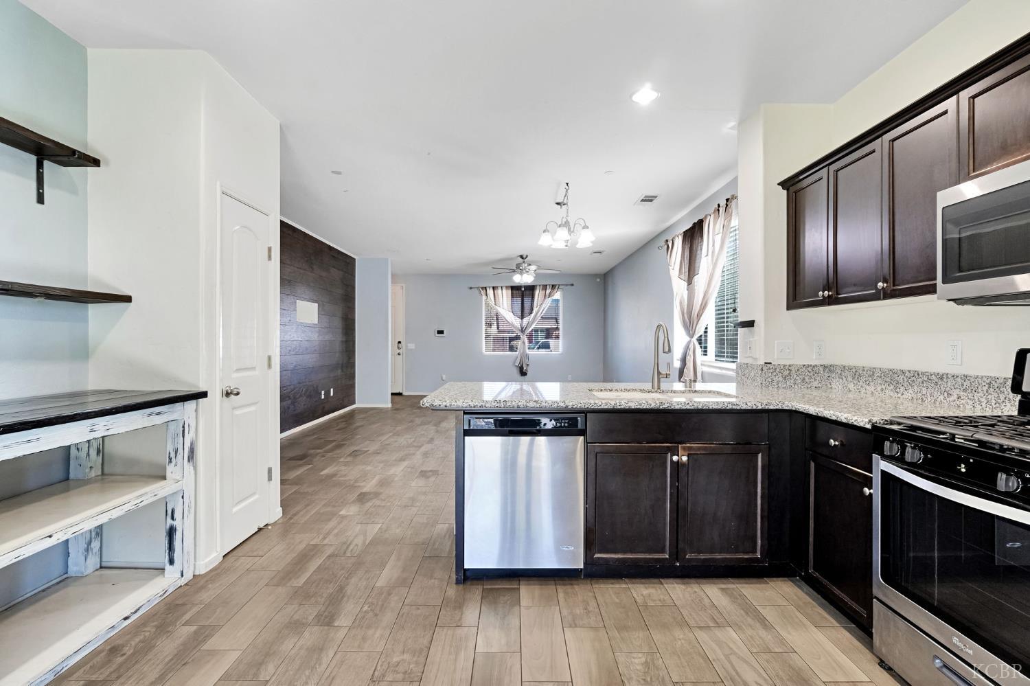 1523 W Wallis Dr, Hanford, CA 93230