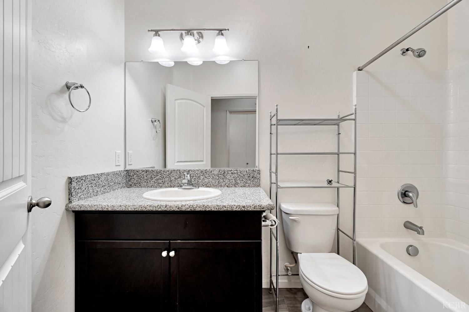 1523 W Wallis Dr, Hanford, CA 93230