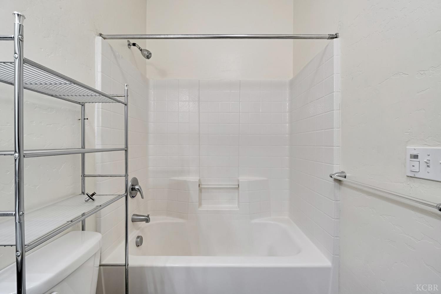 1523 W Wallis Dr, Hanford, CA 93230