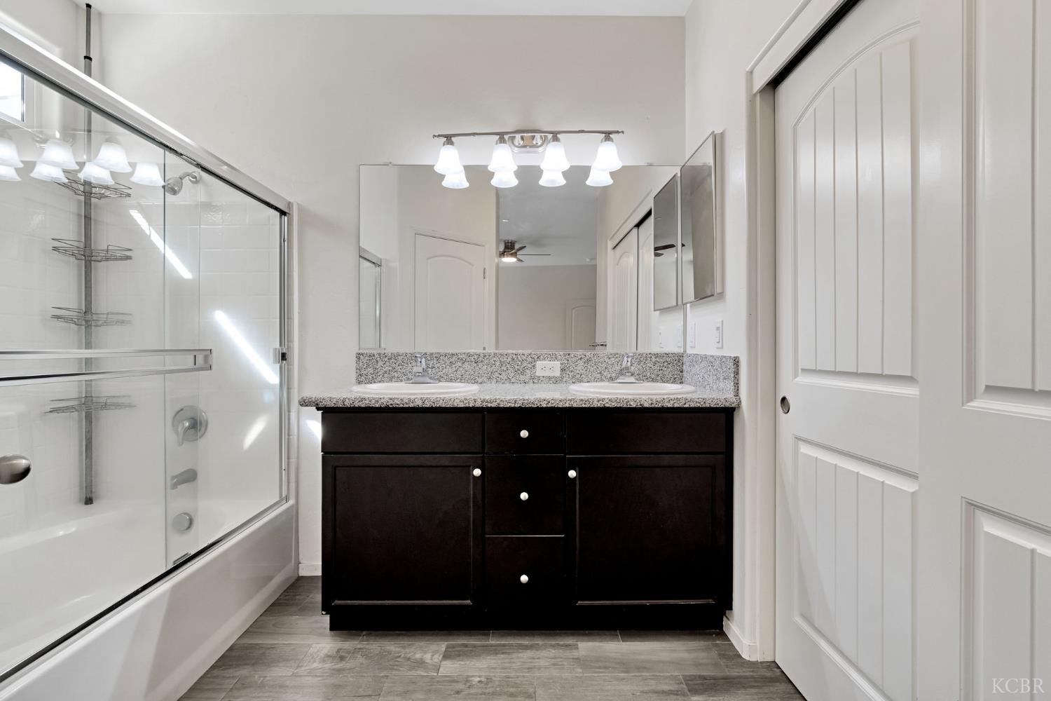 1523 W Wallis Dr, Hanford, CA 93230
