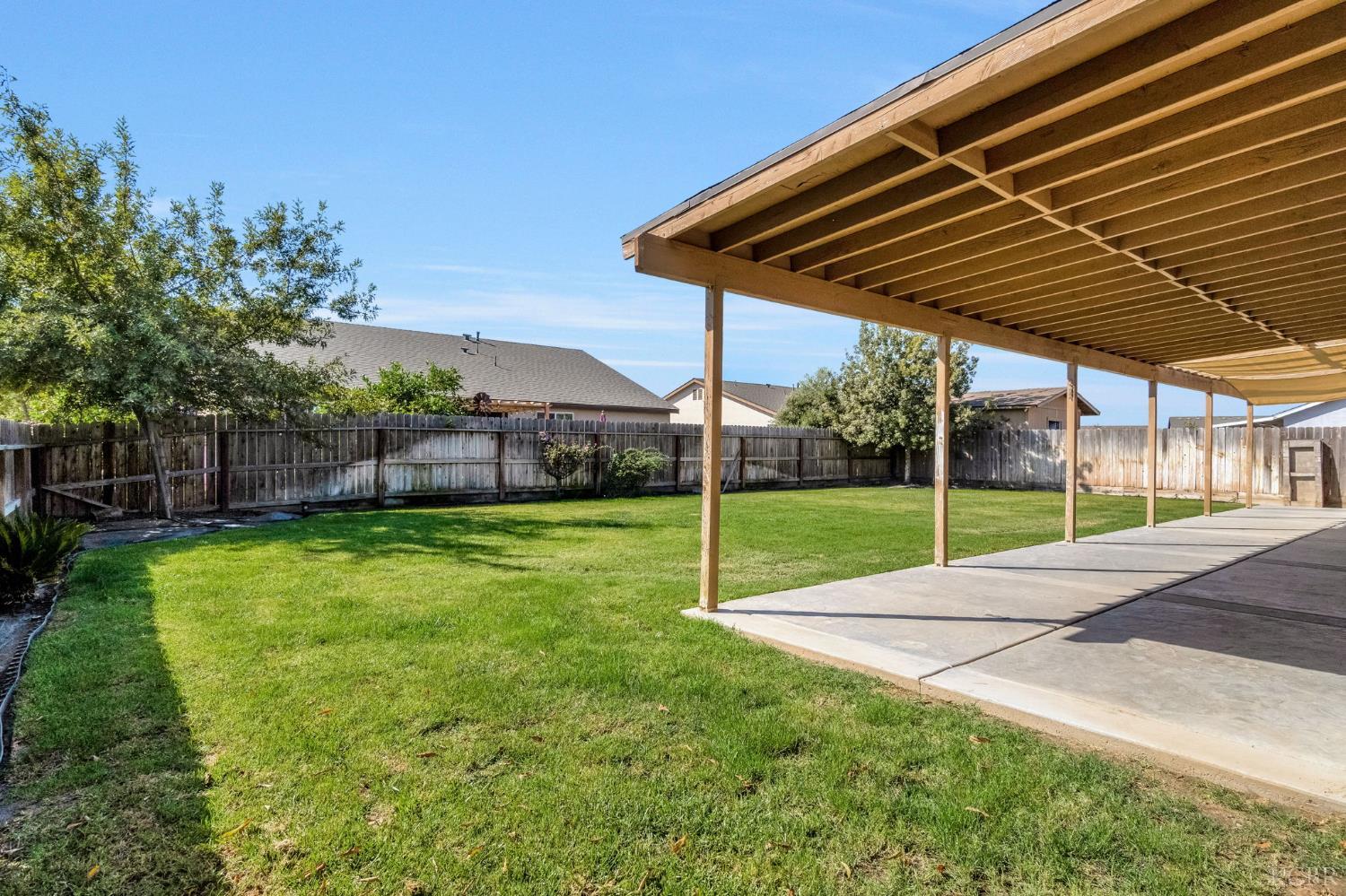 1523 W Wallis Dr, Hanford, CA 93230