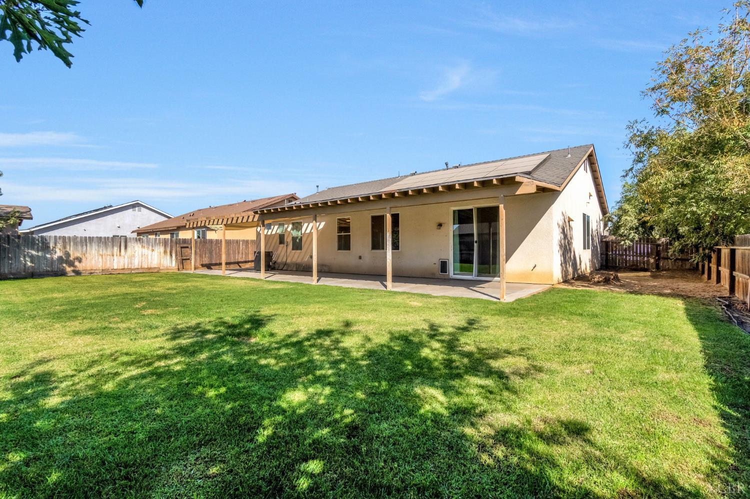 1523 W Wallis Dr, Hanford, CA 93230