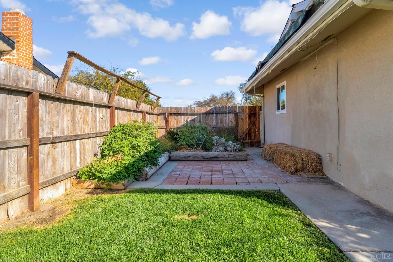 175 E Birch Ave, Hanford, CA 93230