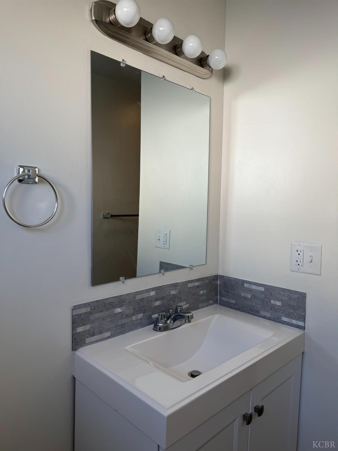 272 E D St, Lemoore, CA 93245