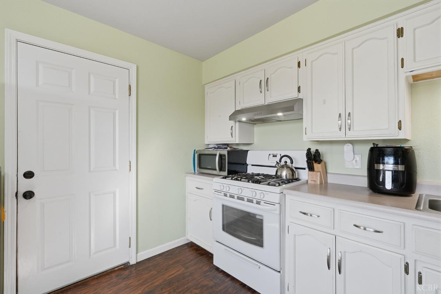 11861 Chris Ln, Hanford, CA 93230