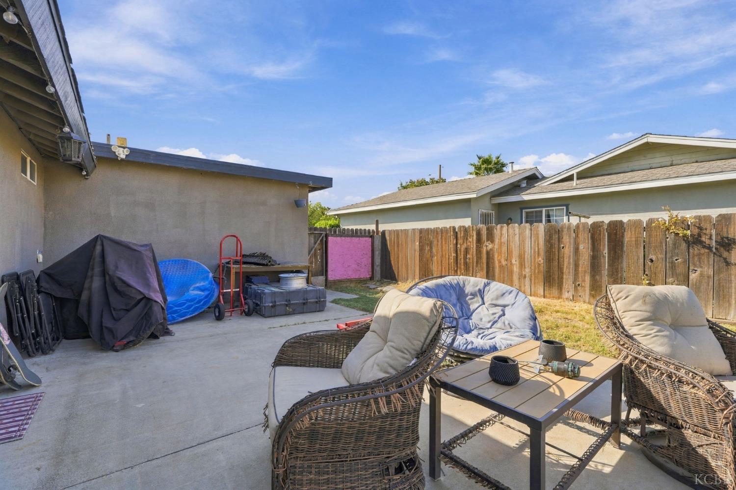 11861 Chris Ln, Hanford, CA 93230