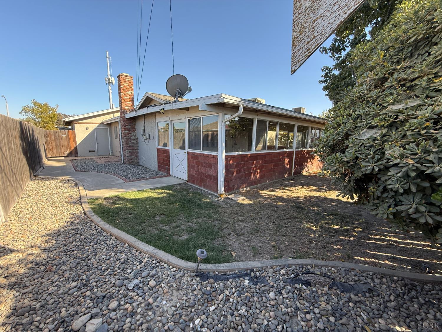 2264 Fairmont Dr, Hanford, CA 93230