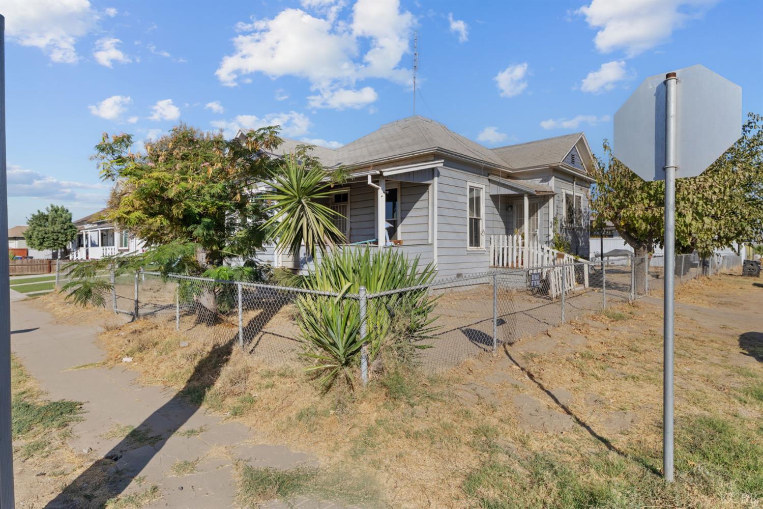 130 E 4th St, Hanford, CA 93230