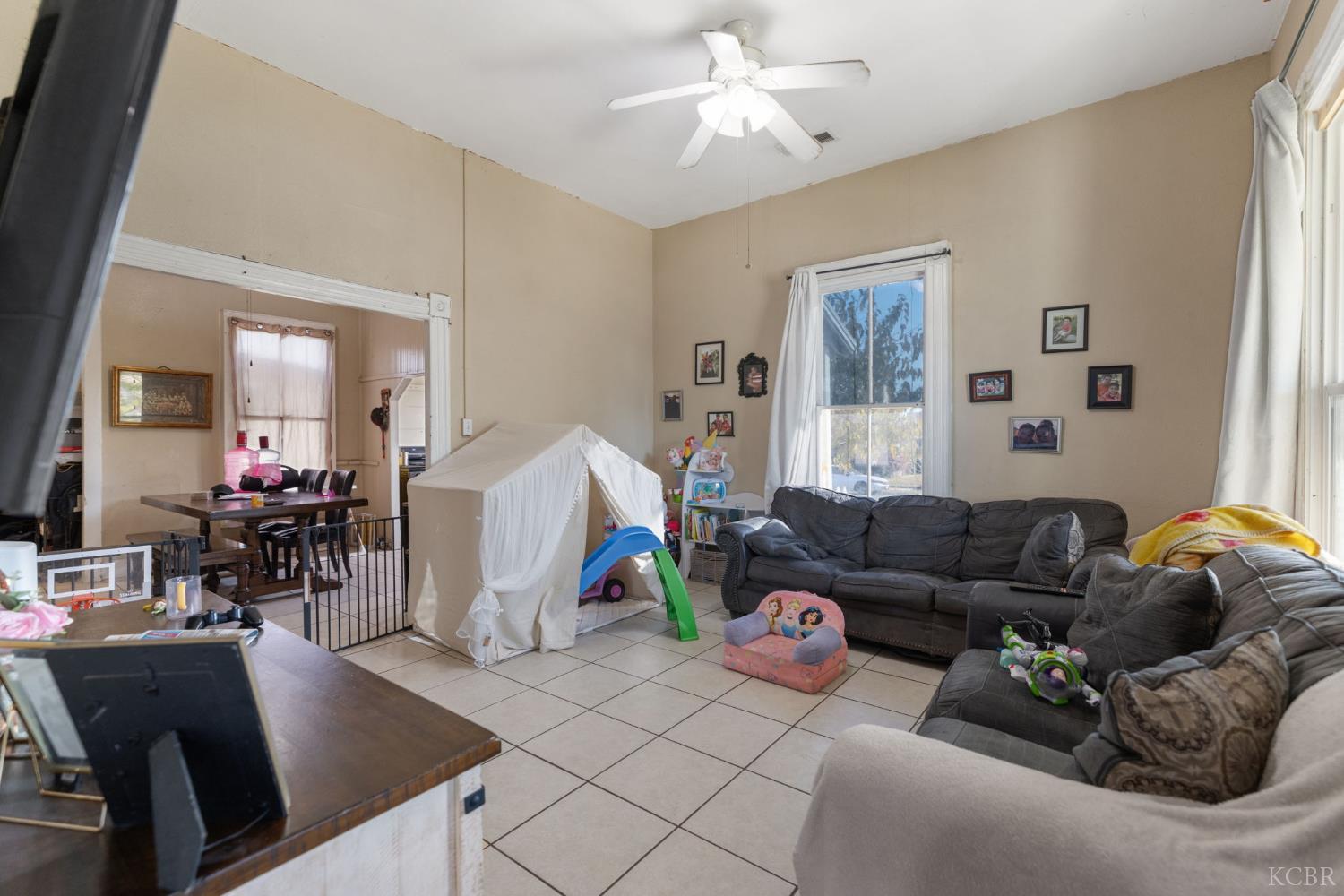 130 E 4th St, Hanford, CA 93230