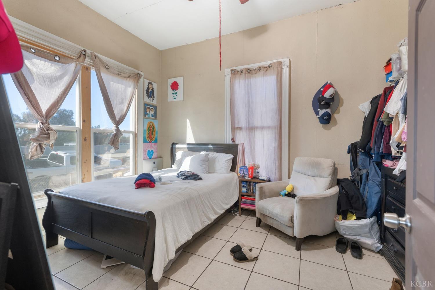 130 E 4th St, Hanford, CA 93230