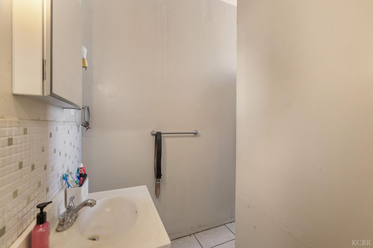 130 E 4th St, Hanford, CA 93230