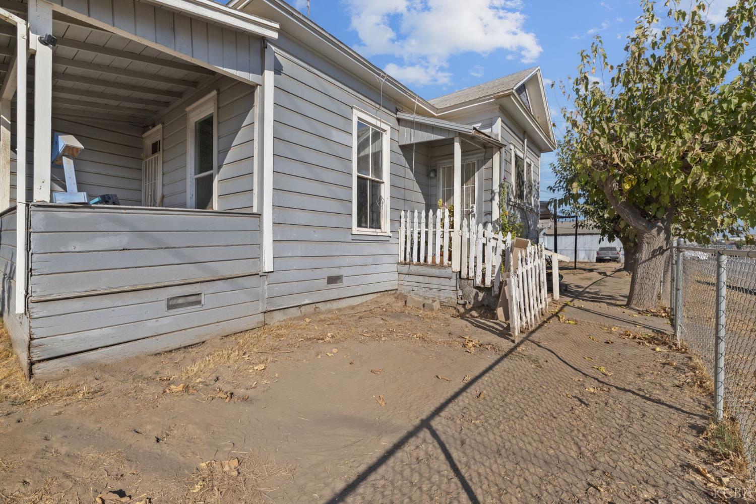 130 E 4th St, Hanford, CA 93230