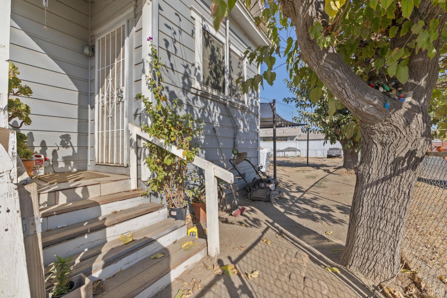 130 E 4th St, Hanford, CA 93230