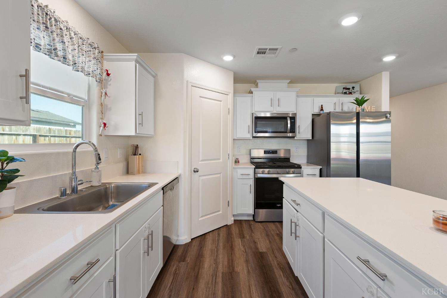 562 W Greenwood Ave, Woodlake, CA 93286
