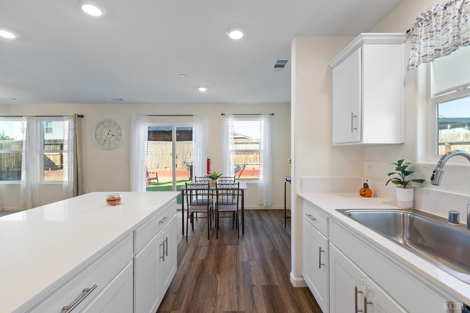 562 W Greenwood Ave, Woodlake, CA 93286