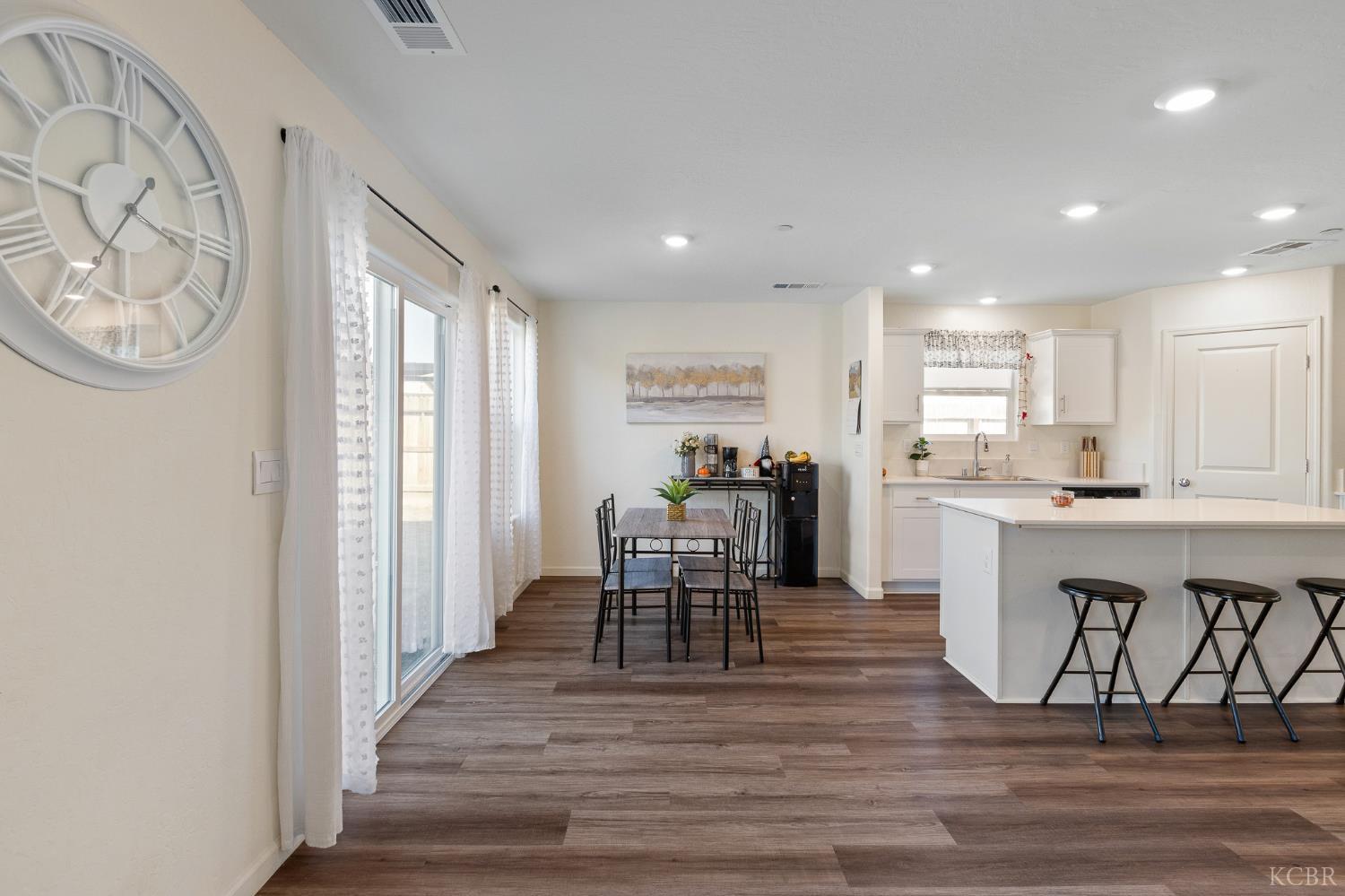 562 W Greenwood Ave, Woodlake, CA 93286