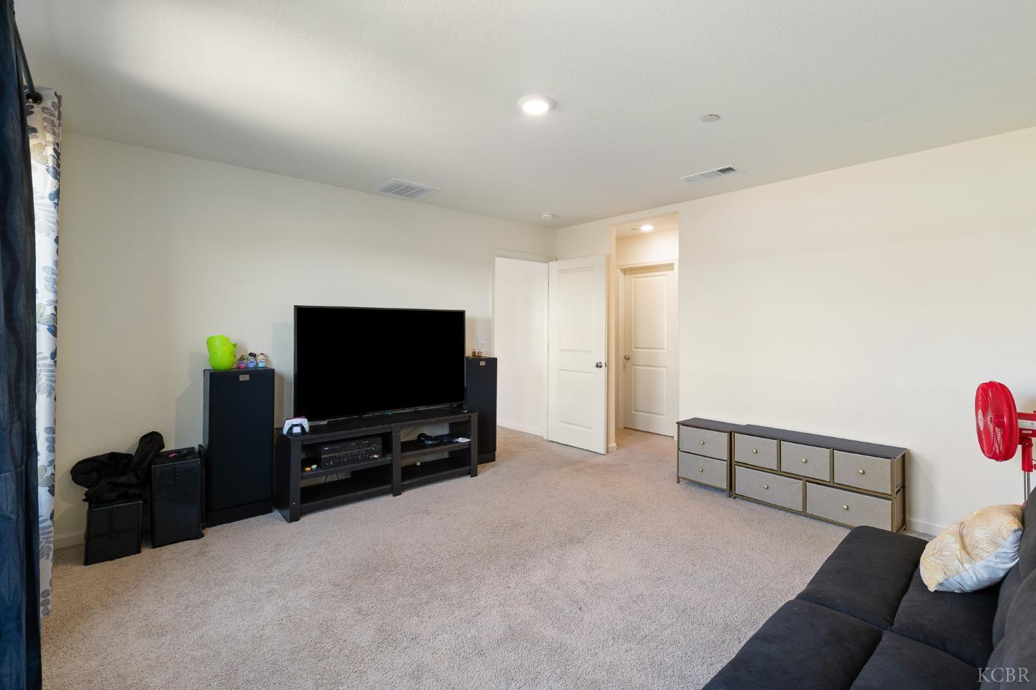 562 W Greenwood Ave, Woodlake, CA 93286