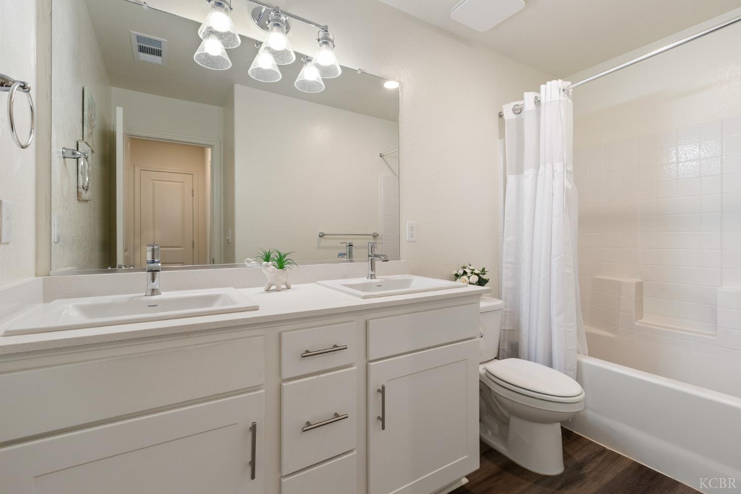 562 W Greenwood Ave, Woodlake, CA 93286
