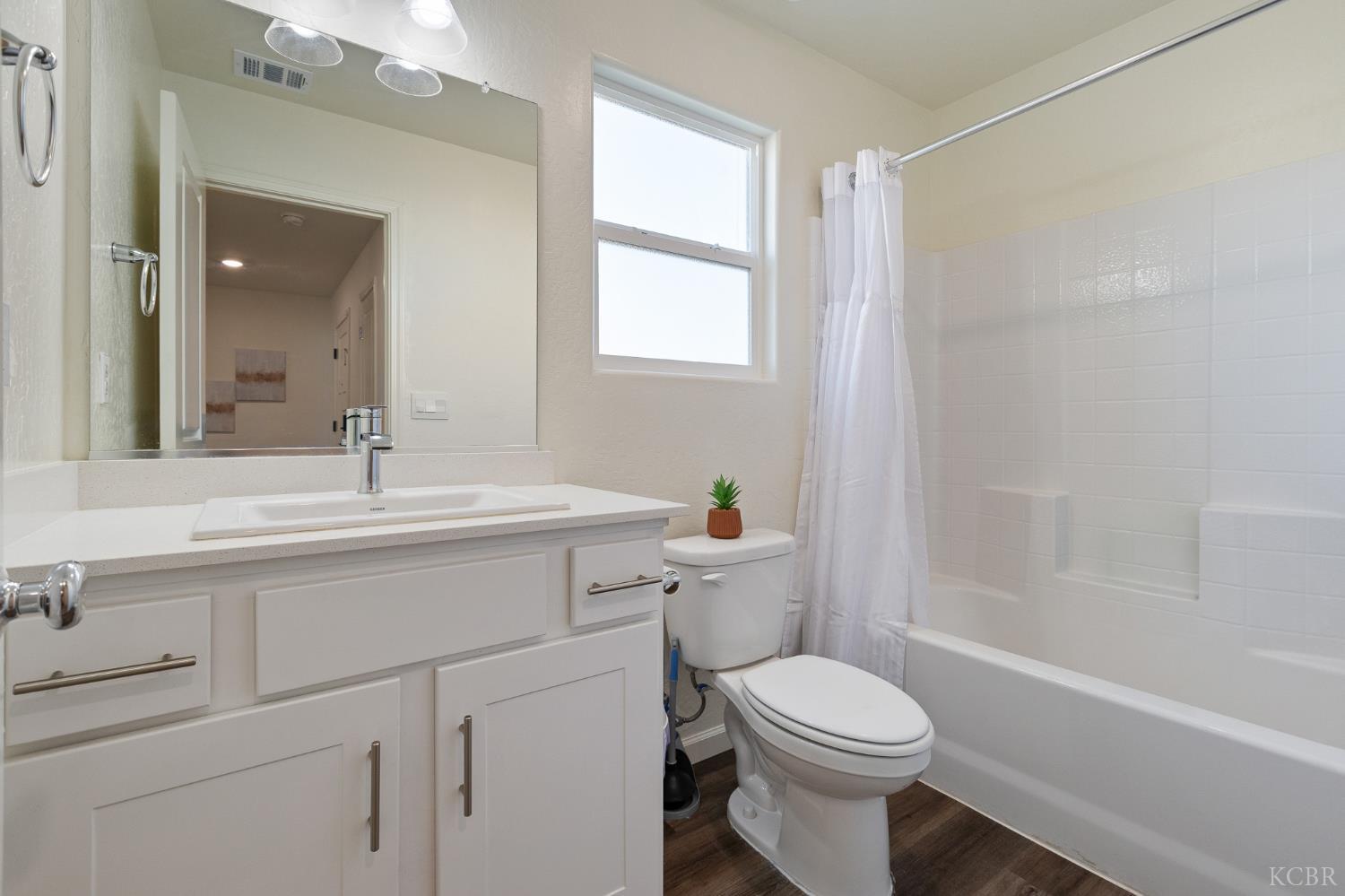562 W Greenwood Ave, Woodlake, CA 93286