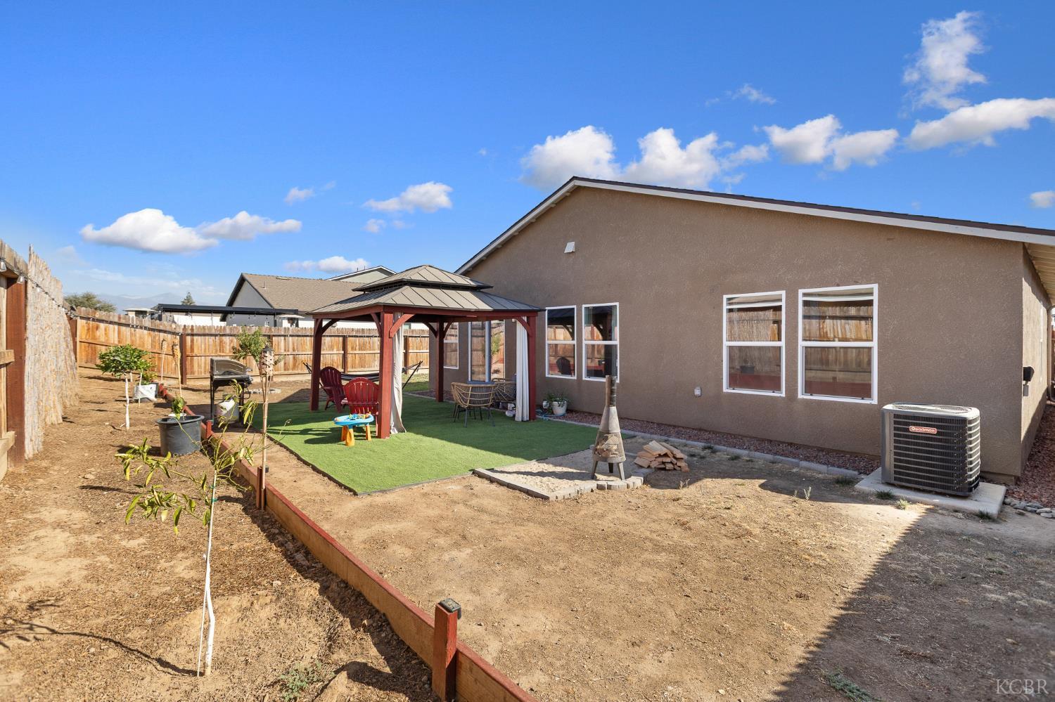 562 W Greenwood Ave, Woodlake, CA 93286