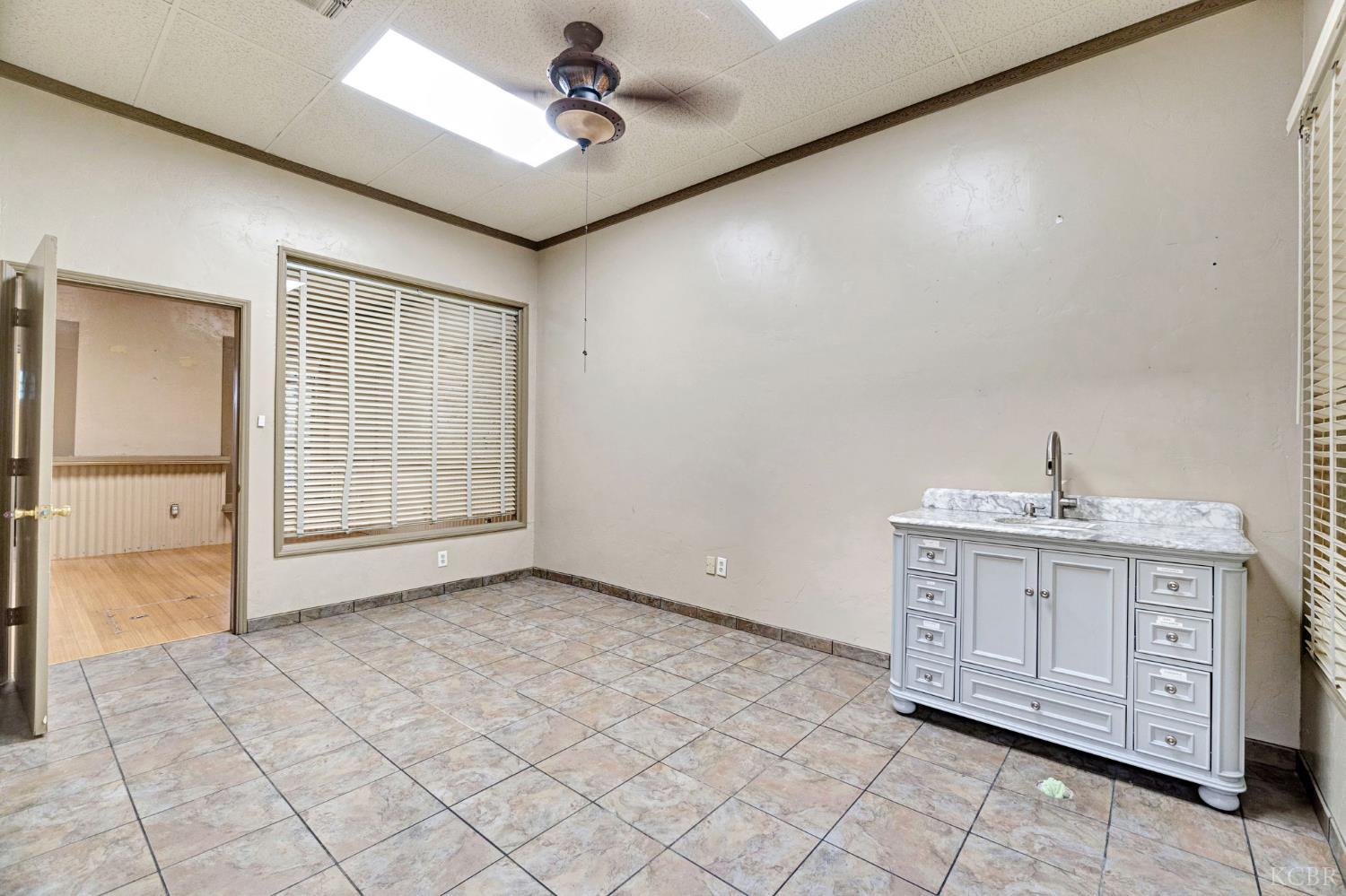 222 Heinlen St, Lemoore, CA 93245