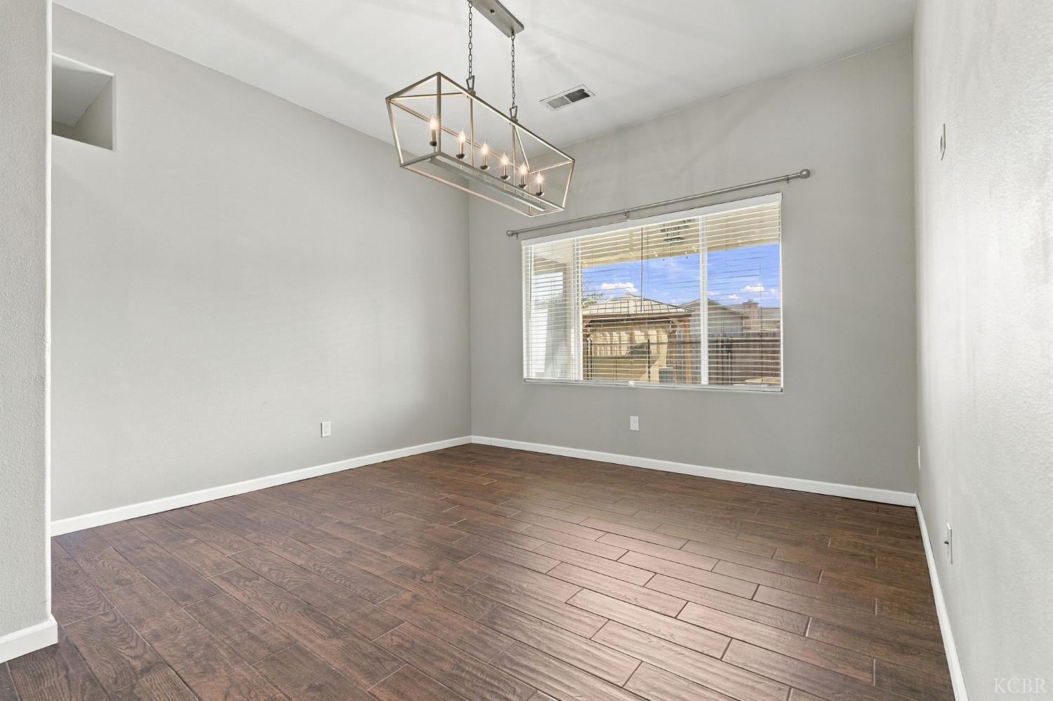 989 Northstar Dr, Hanford, CA 93230