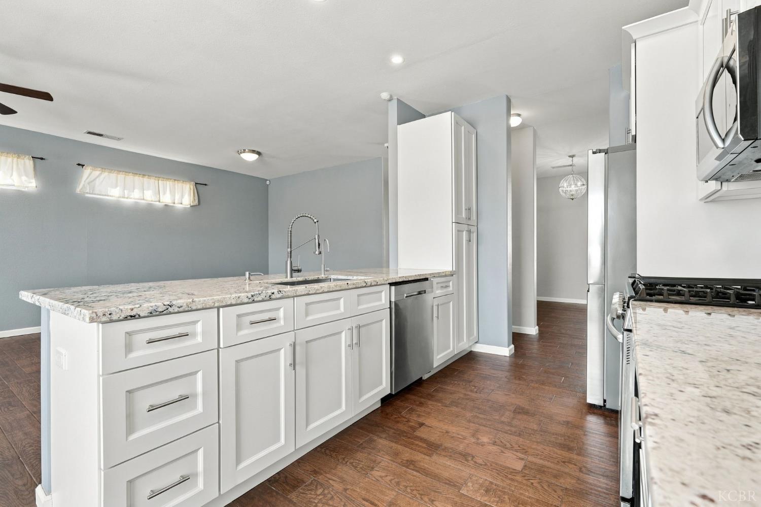 989 Northstar Dr, Hanford, CA 93230