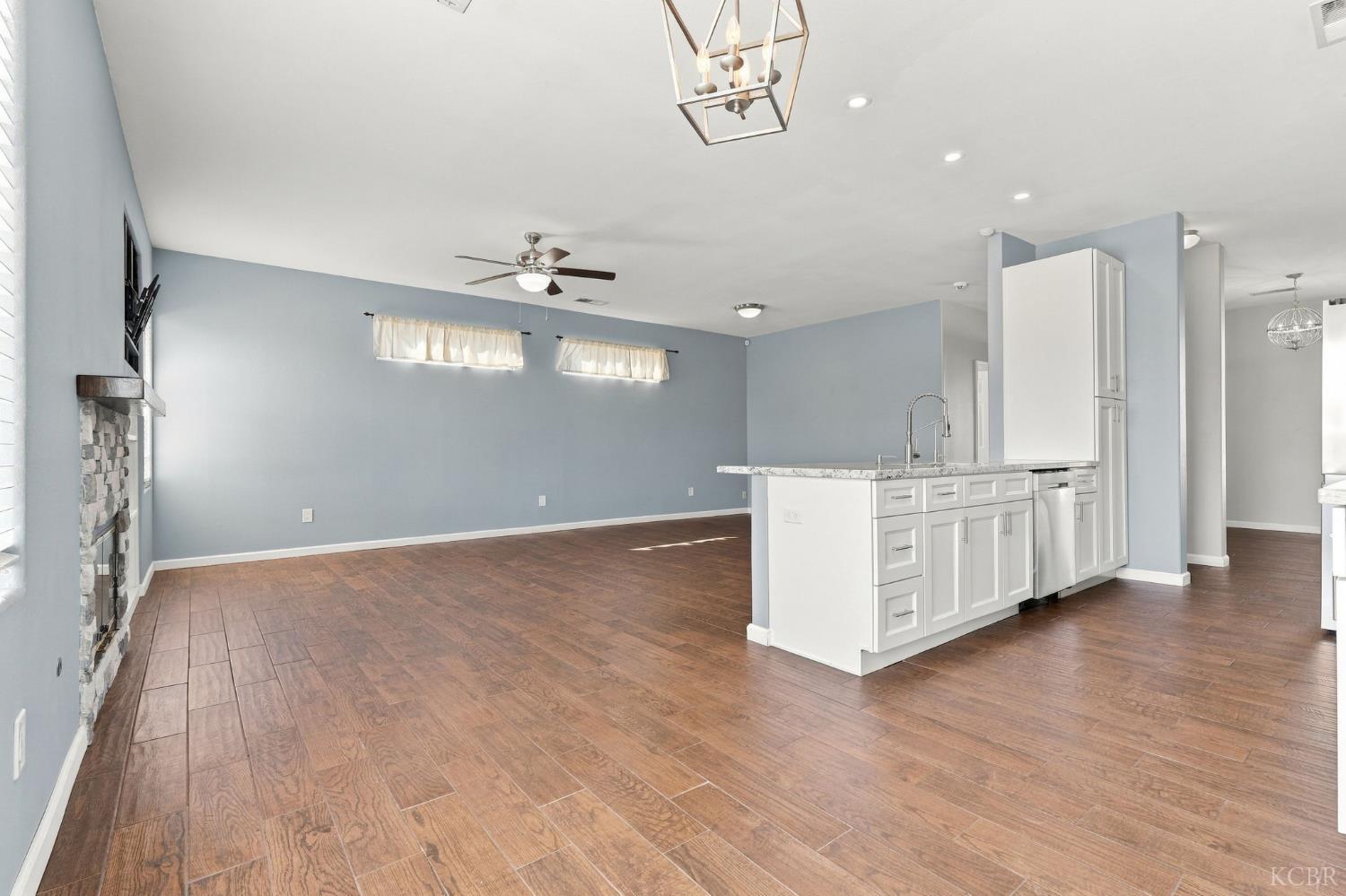 989 Northstar Dr, Hanford, CA 93230