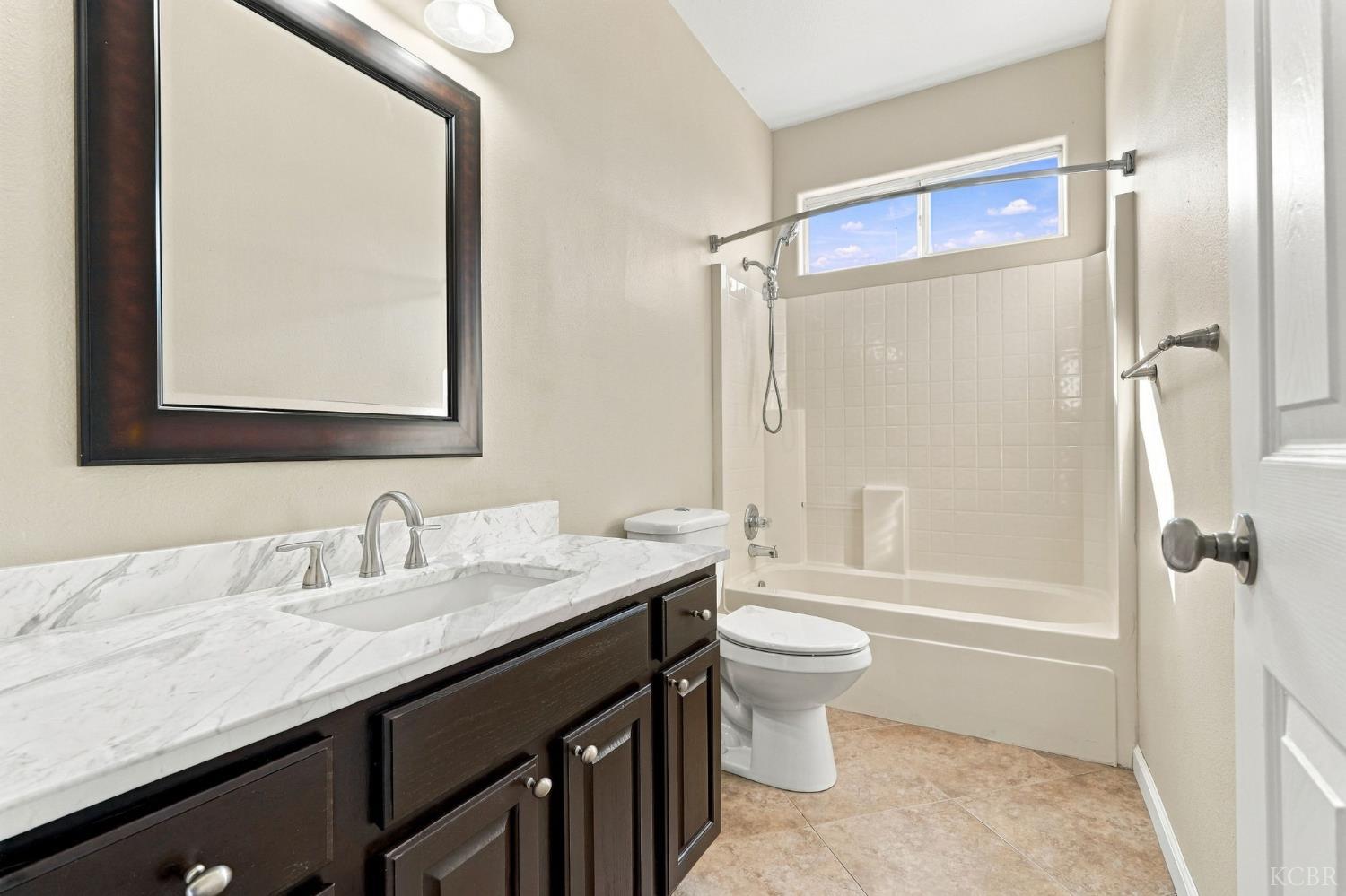 989 Northstar Dr, Hanford, CA 93230