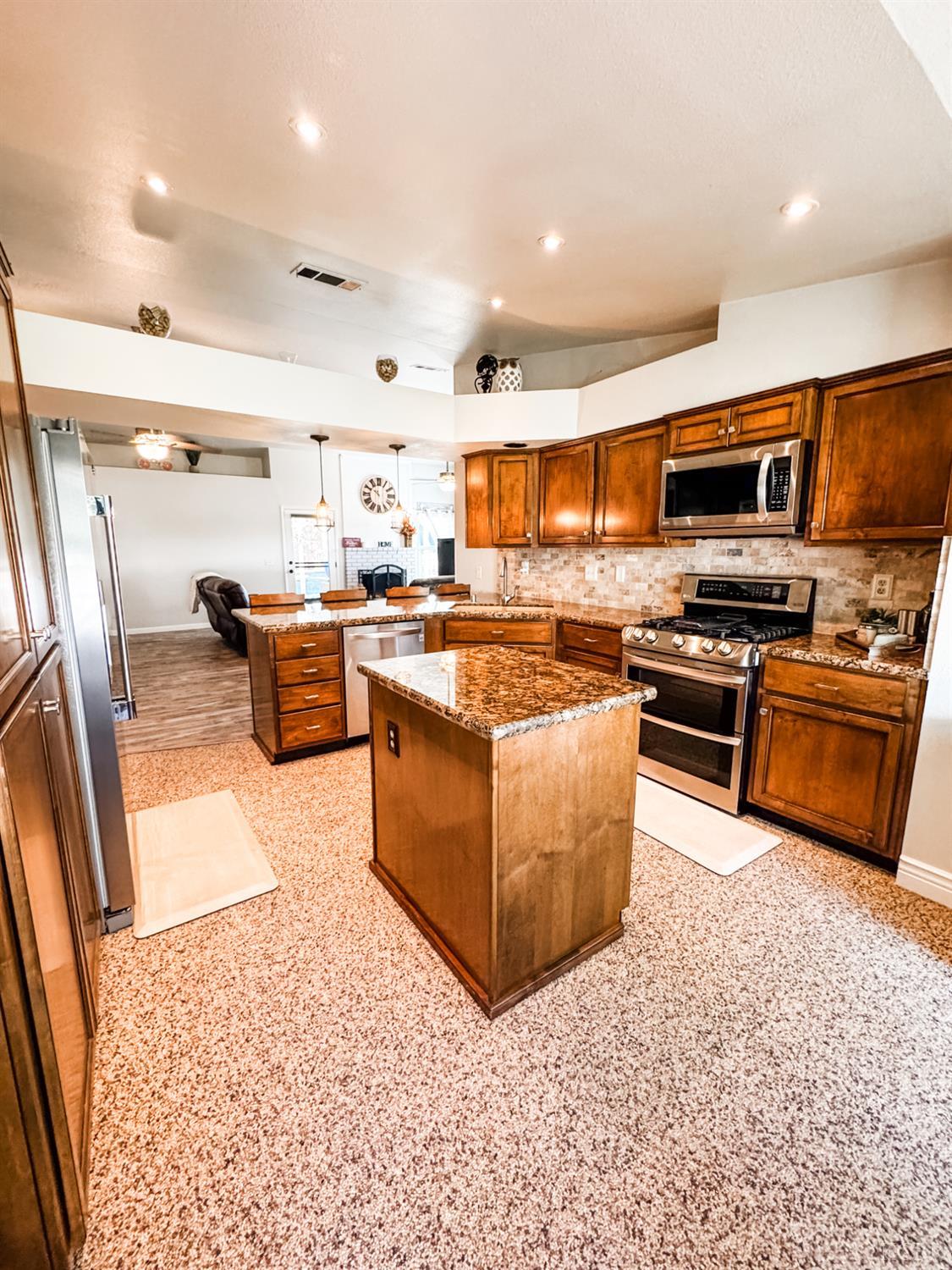 1452 Maple Ct, Lemoore, CA 93245