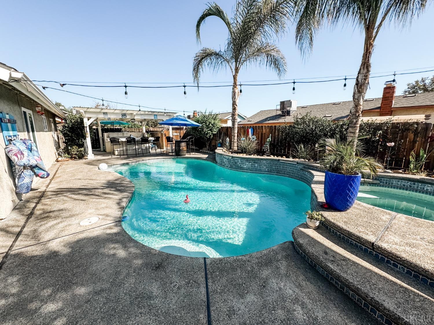 1452 Maple Ct, Lemoore, CA 93245
