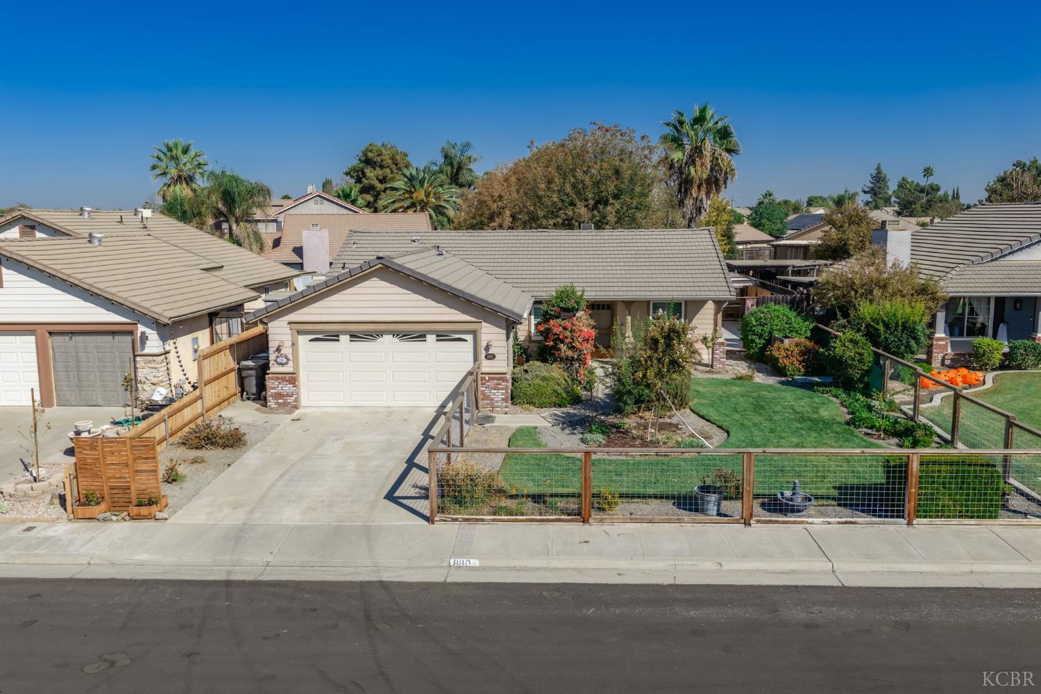 880 E Palm Dr, Hanford, CA 93230