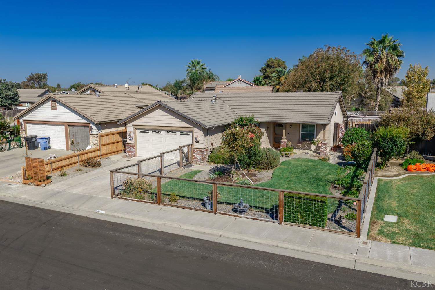 880 E Palm Dr, Hanford, CA 93230