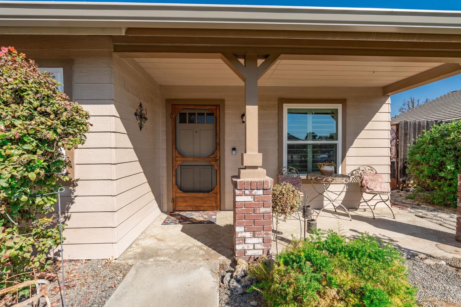 880 E Palm Dr, Hanford, CA 93230